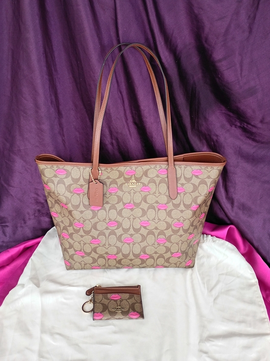 Coach Handbags - Coach Signature Sugar Lips Tote And Card Case Keychain 👄
